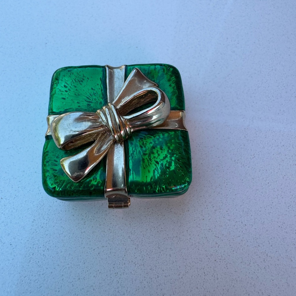 Elegant Green and Gold Bow-Accent Compact